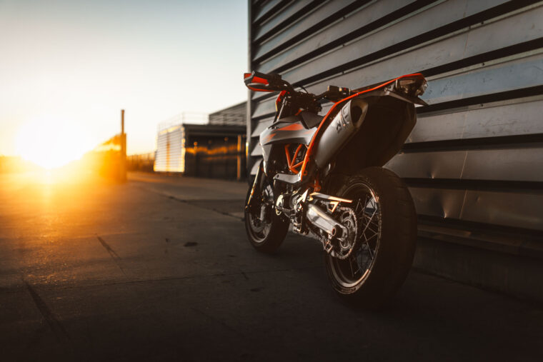 KTM-690-SMC-R-2026-estaticas25