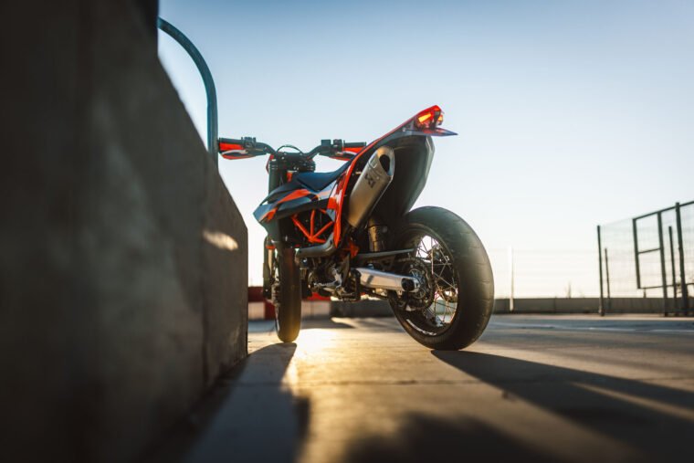 KTM-690-SMC-R-2026-estaticas29