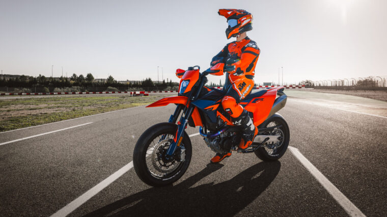 KTM-690-SMC-R-2026-estaticas3
