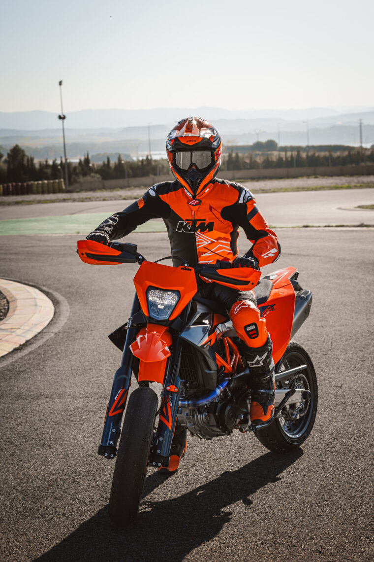 KTM-690-SMC-R-2026-estaticas9