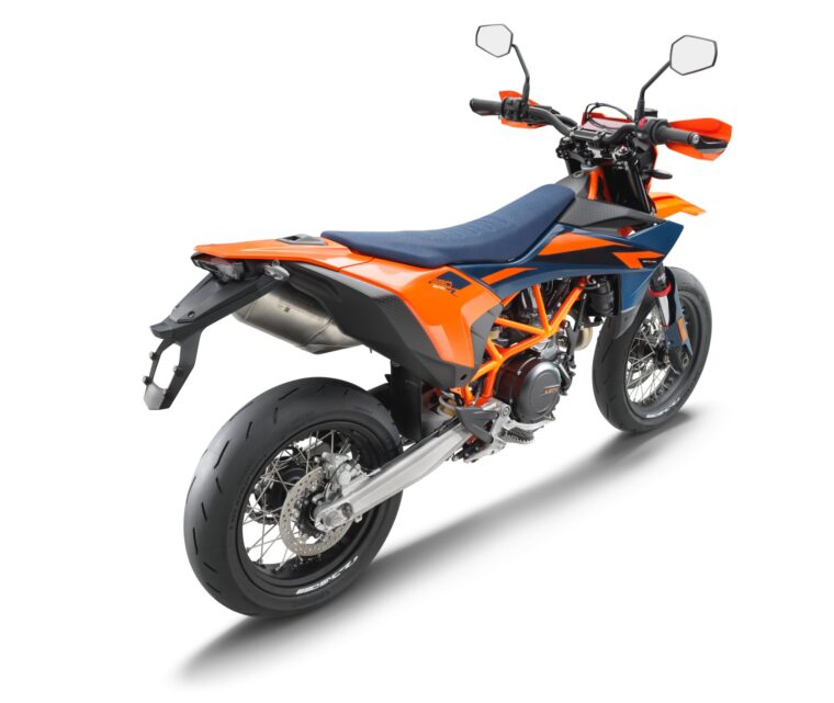 KTM-690-SMC-R-2026-estudio6
