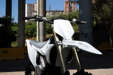 Stark Varg MX 1 2 2026 estaticas blanco2