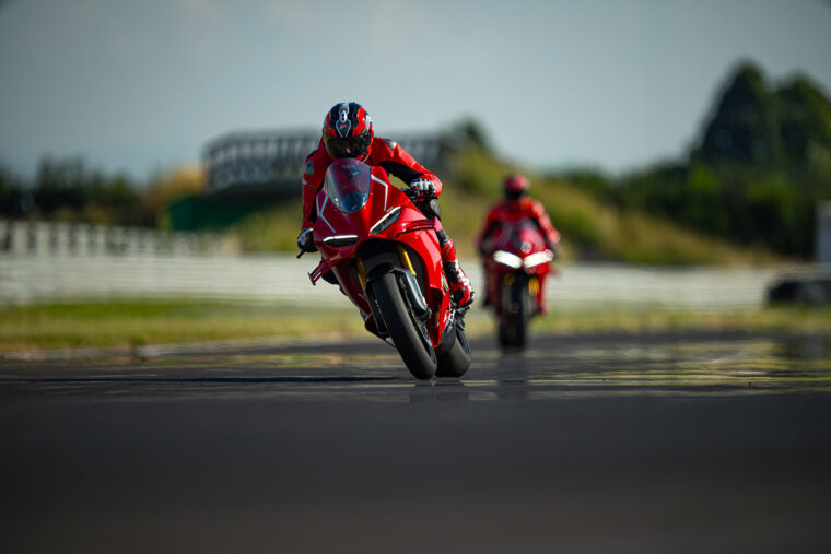 Ducati-Panigale-V4-R-2026-accion10