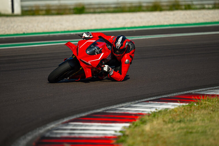 Ducati-Panigale-V4-R-2026-accion12