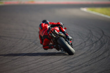 Ducati Panigale V4 R 2026 accion13