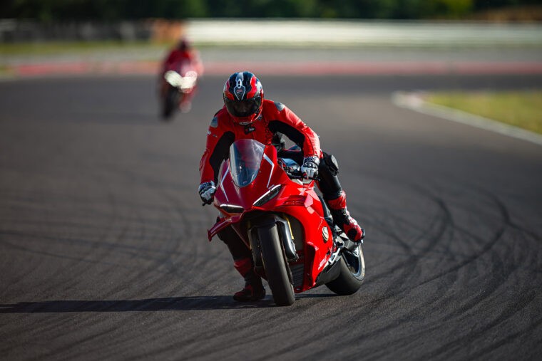 Ducati-Panigale-V4-R-2026-accion14