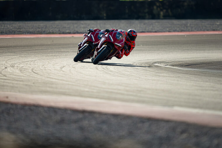 Ducati-Panigale-V4-R-2026-accion15