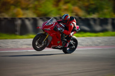 Ducati Panigale V4 R 2026 accion16