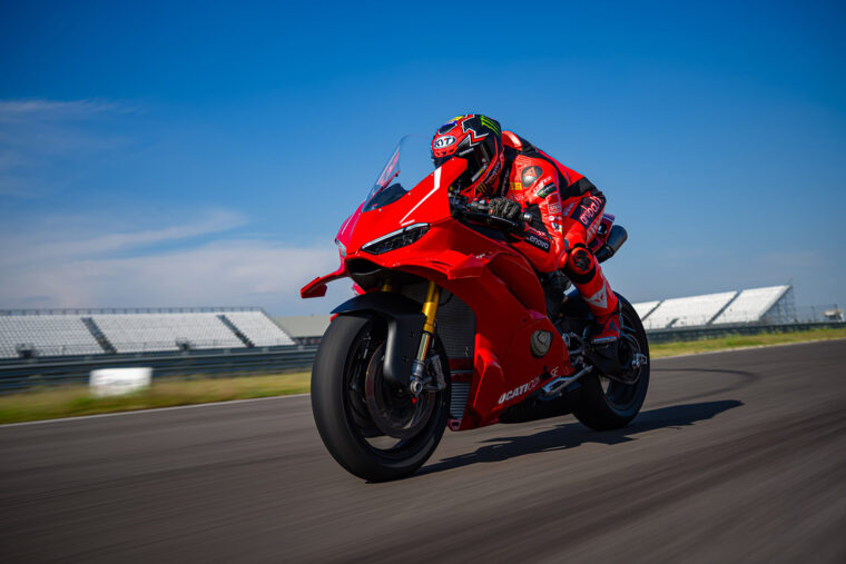 Ducati-Panigale-V4-R-2026-accion2
