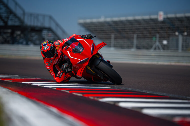 Ducati-Panigale-V4-R-2026-accion25