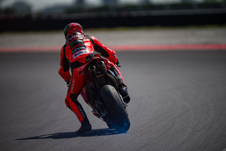 Ducati-Panigale-V4-R-2026-accion27