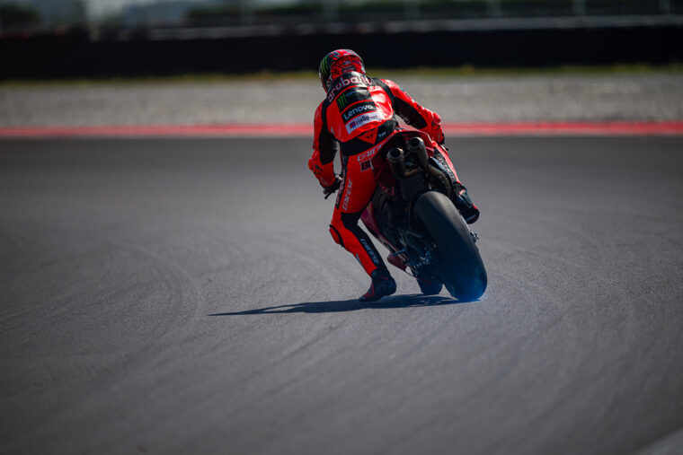 Ducati-Panigale-V4-R-2026-accion28