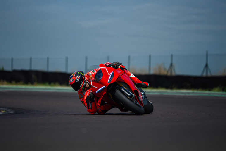 Ducati-Panigale-V4-R-2026-accion30
