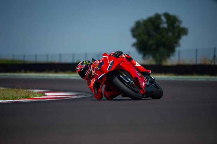 Ducati-Panigale-V4-R-2026-accion32