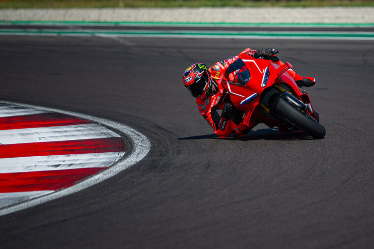 Ducati-Panigale-V4-R-2026-accion33