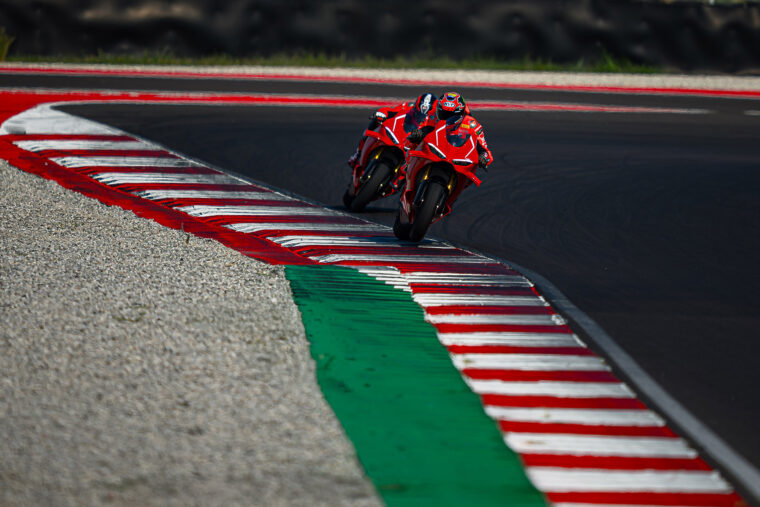Ducati-Panigale-V4-R-2026-accion35