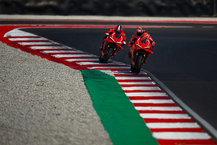 Ducati-Panigale-V4-R-2026-accion36