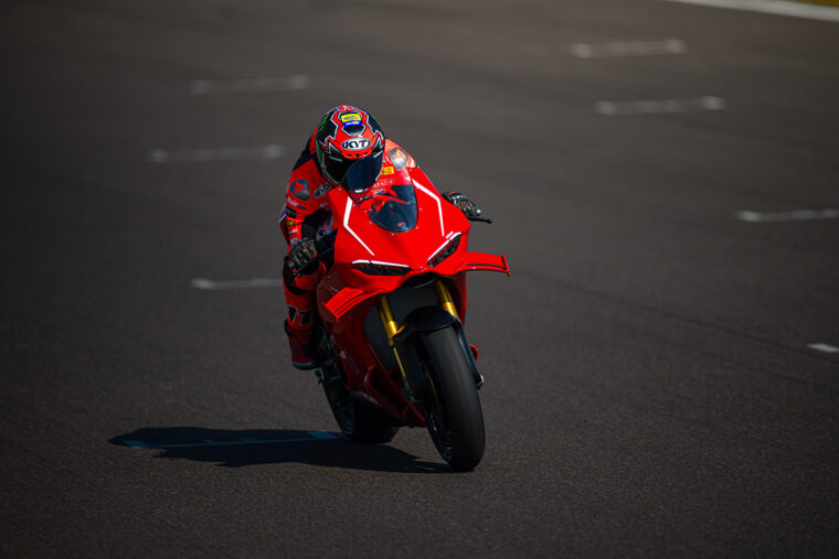 Ducati-Panigale-V4-R-2026-accion37