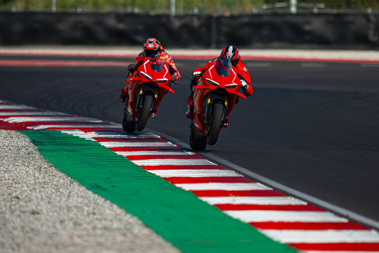 Ducati-Panigale-V4-R-2026-accion38