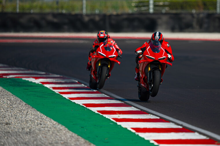Ducati-Panigale-V4-R-2026-accion39