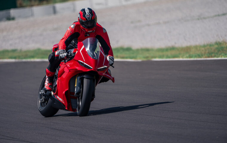 Ducati-Panigale-V4-R-2026-accion40