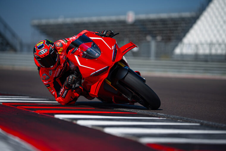 Ducati-Panigale-V4-R-2026-accion43