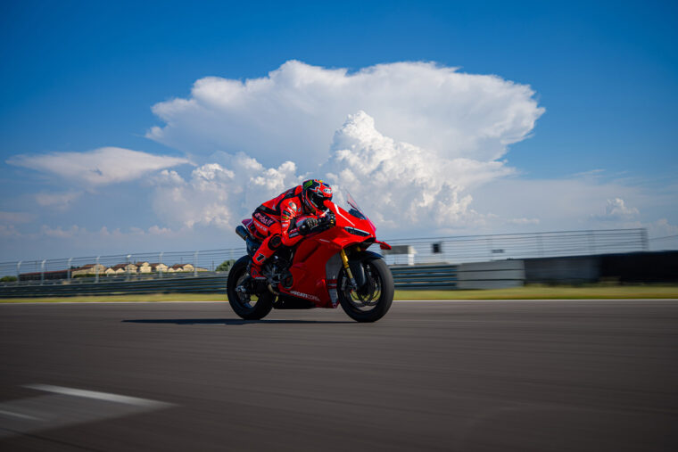 Ducati-Panigale-V4-R-2026-accion6