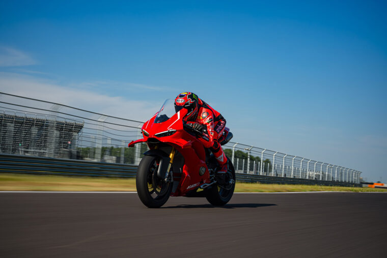 Ducati-Panigale-V4-R-2026-accion7