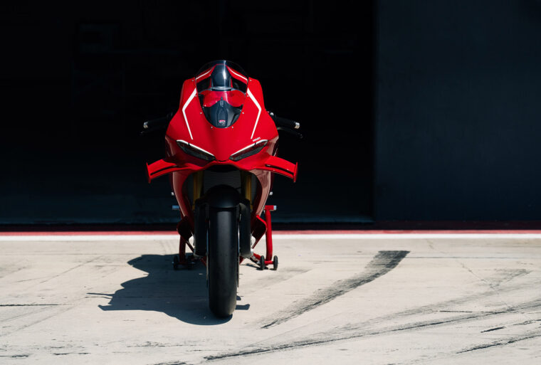 Ducati-Panigale-V4-R-2026-estaticas10