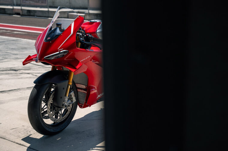 Ducati-Panigale-V4-R-2026-estaticas11