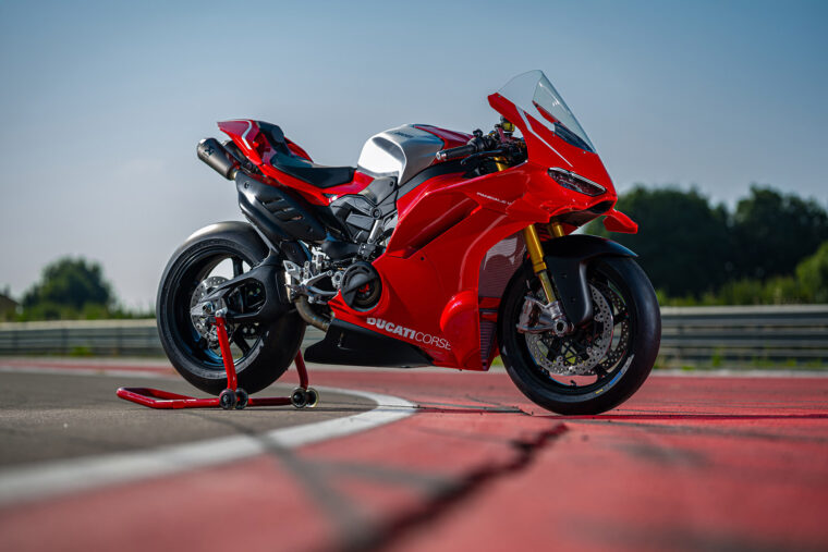 Ducati-Panigale-V4-R-2026-estaticas13