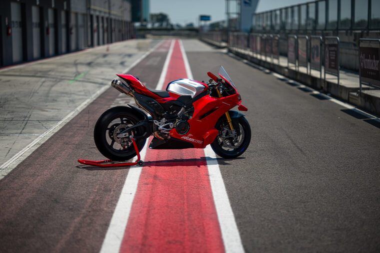 Ducati-Panigale-V4-R-2026-estaticas18