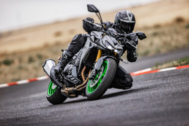 Kawasaki Z1100 SE 2026 accion3