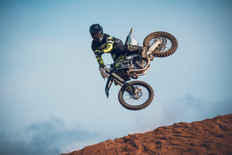 Triumph-TF-450-X-2026-accion7