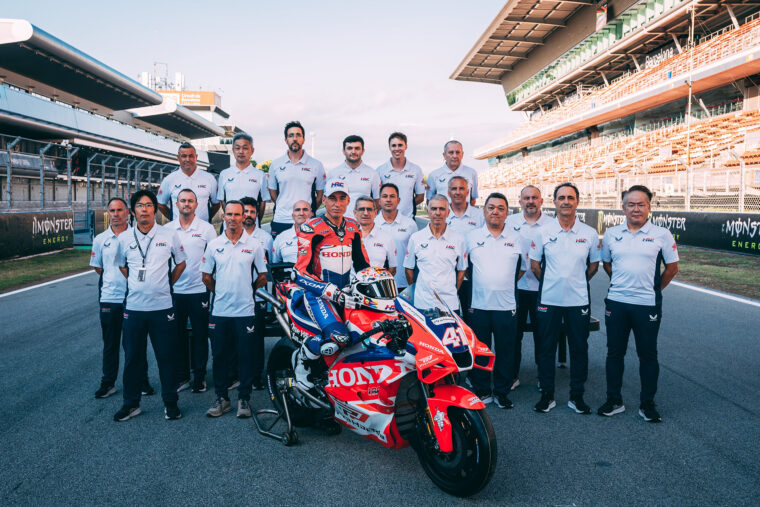 Honda da el acelerón con Aleix y su Test Team: «Han invertido una barbaridad, es como un equipo de carreras» 2 aleix espargaro test team honda motogp 2