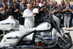 Una BMW R 18 papal: Regalo de los 'Jesus Bikers' para León XIV 17 papa Leon XIV BMW R18 02