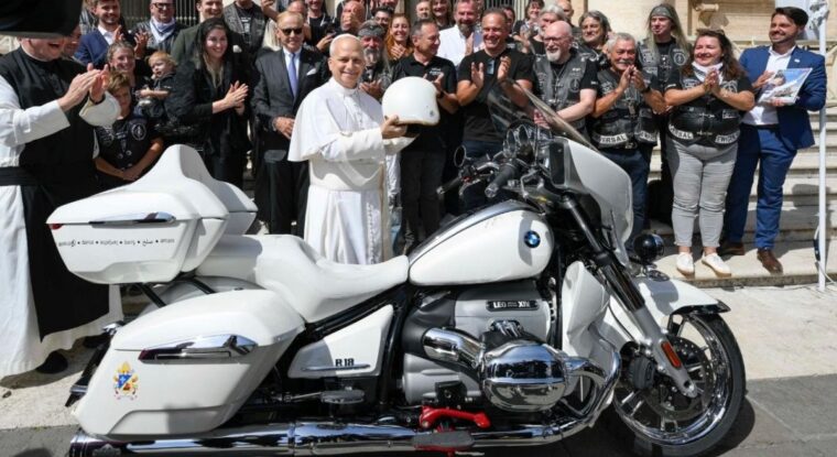 papa-Leon-XIV-BMW-R18-02