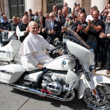 papa Leon XIV BMW R18