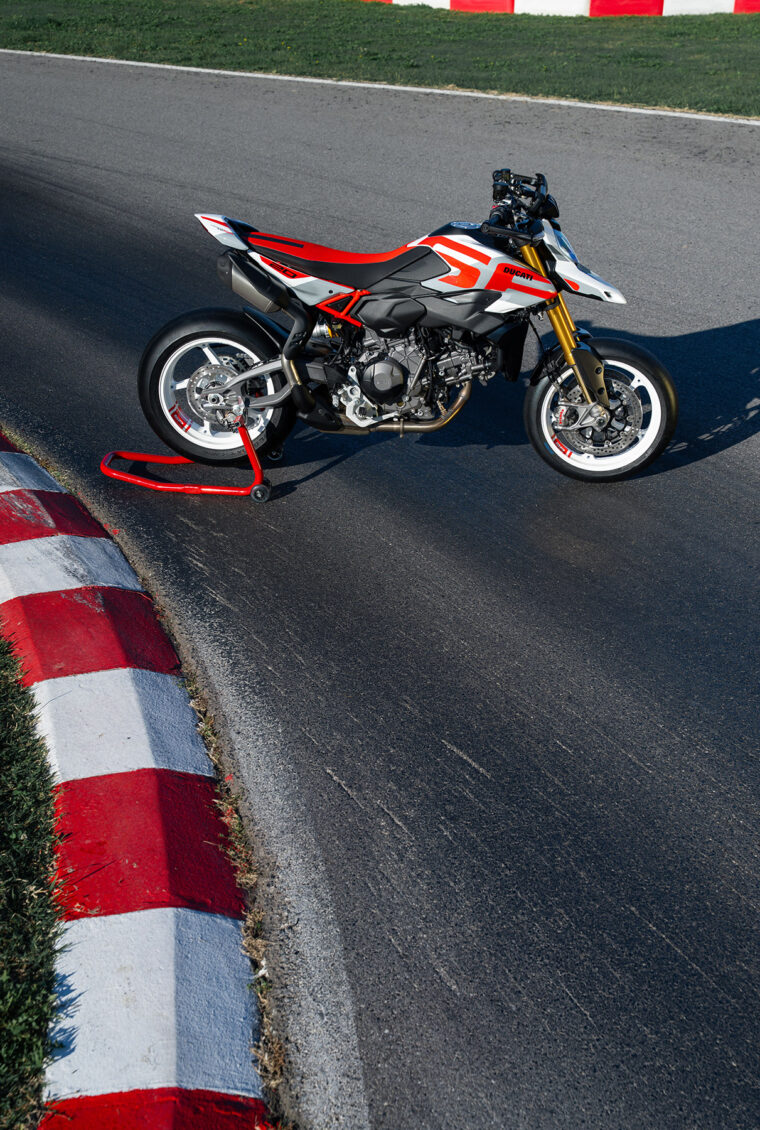 Ducati-Hypermotard-V2-SP-2026-23
