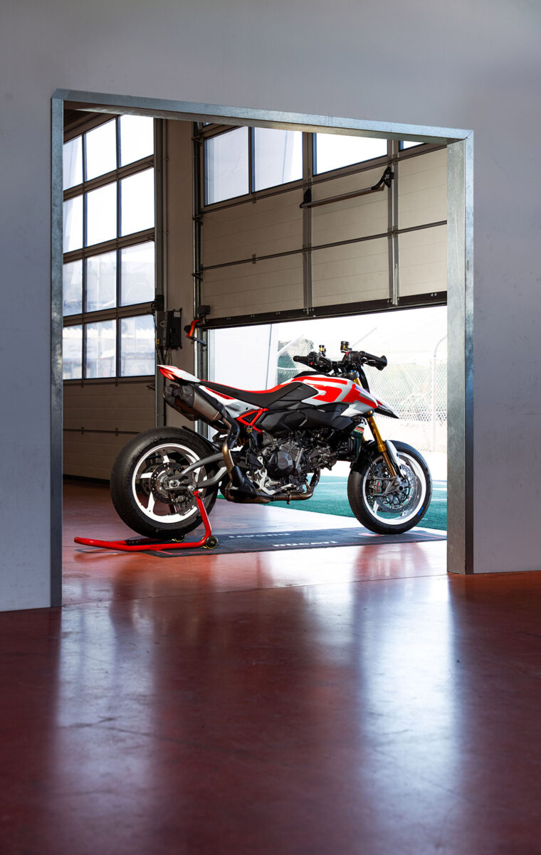 Ducati-Hypermotard-V2-SP-2026-28