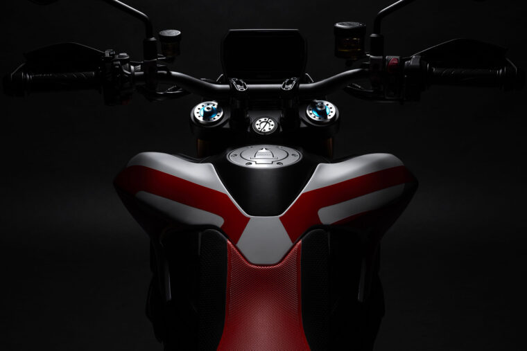 Ducati-Hypermotard-V2-SP-2026-79