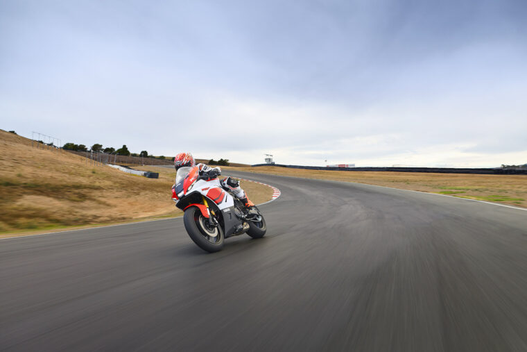 Yamaha-R7-2026-accion11