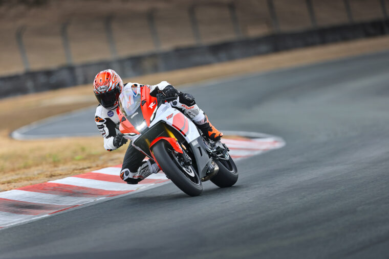 Yamaha-R7-2026-accion12