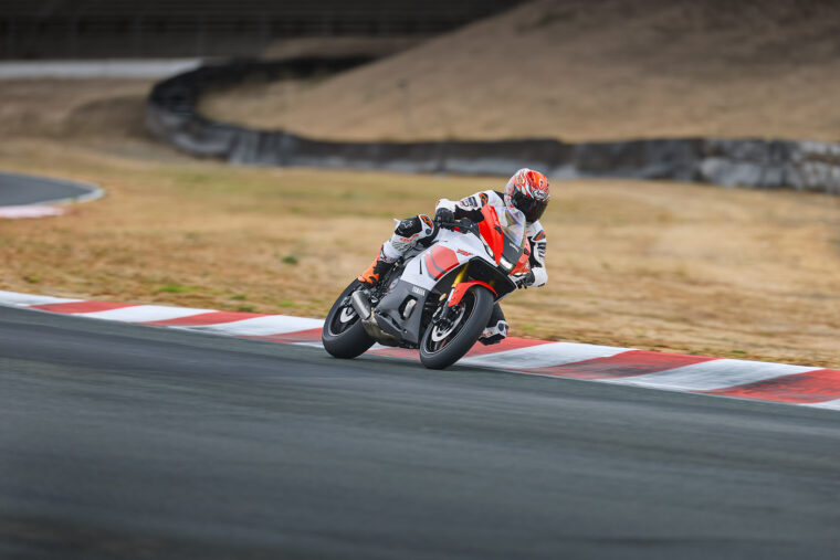 Yamaha-R7-2026-accion14