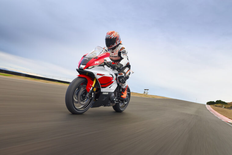 Yamaha-R7-2026-accion17