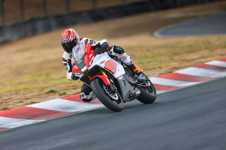 Yamaha-R7-2026-accion29