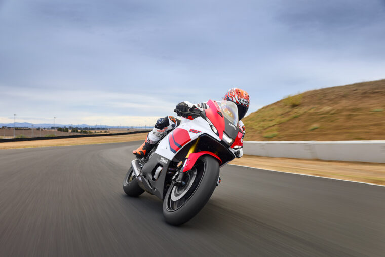 Yamaha-R7-2026-accion31