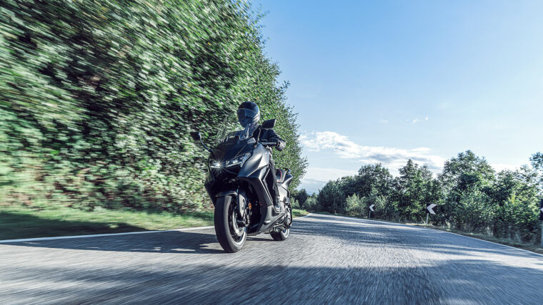 Yamaha-TMAX-25-Aniversario-2026-accion5