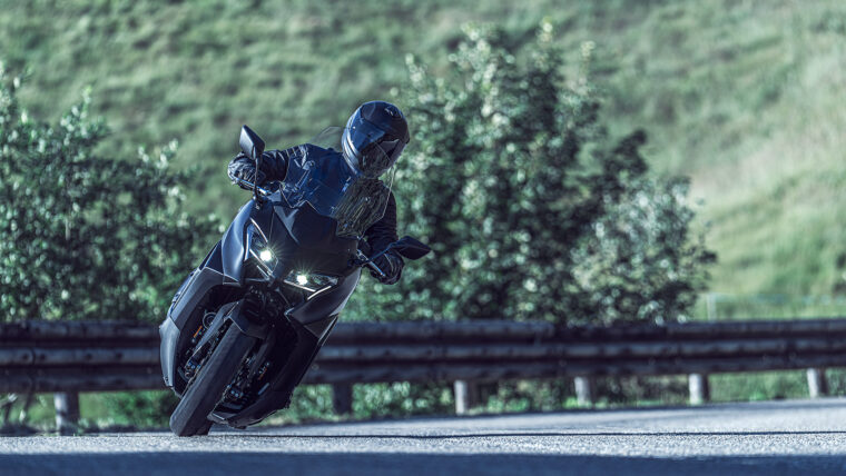 Yamaha-TMAX-25-Aniversario-2026-accion7