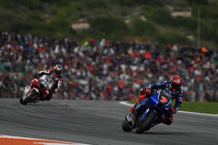 Yamaha cambiará al motor V4 con más dudas que certezas: «Ahora no se puede dar un mensaje tranquilizador» 2 augusto fernandez motogp valencia yamaha v4 2